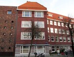 Joubertstraat, links een stukje van het Moskeeverzamelgebouw (Marlies Rohmer, 2009).
<br/>
Gert-Jan Lobbes, 2015